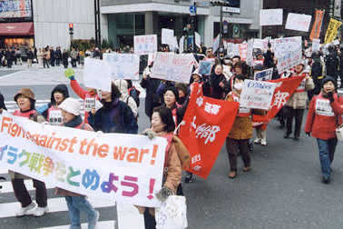 デモ行進する東京労組交流センター