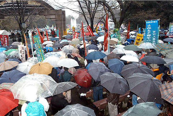 3・20世界同時反戦行動の一環として、東京・日比谷公園に6万人結集